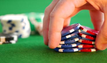 Tricks med pokerjetoner, utrolige måde at stable på og meget mere